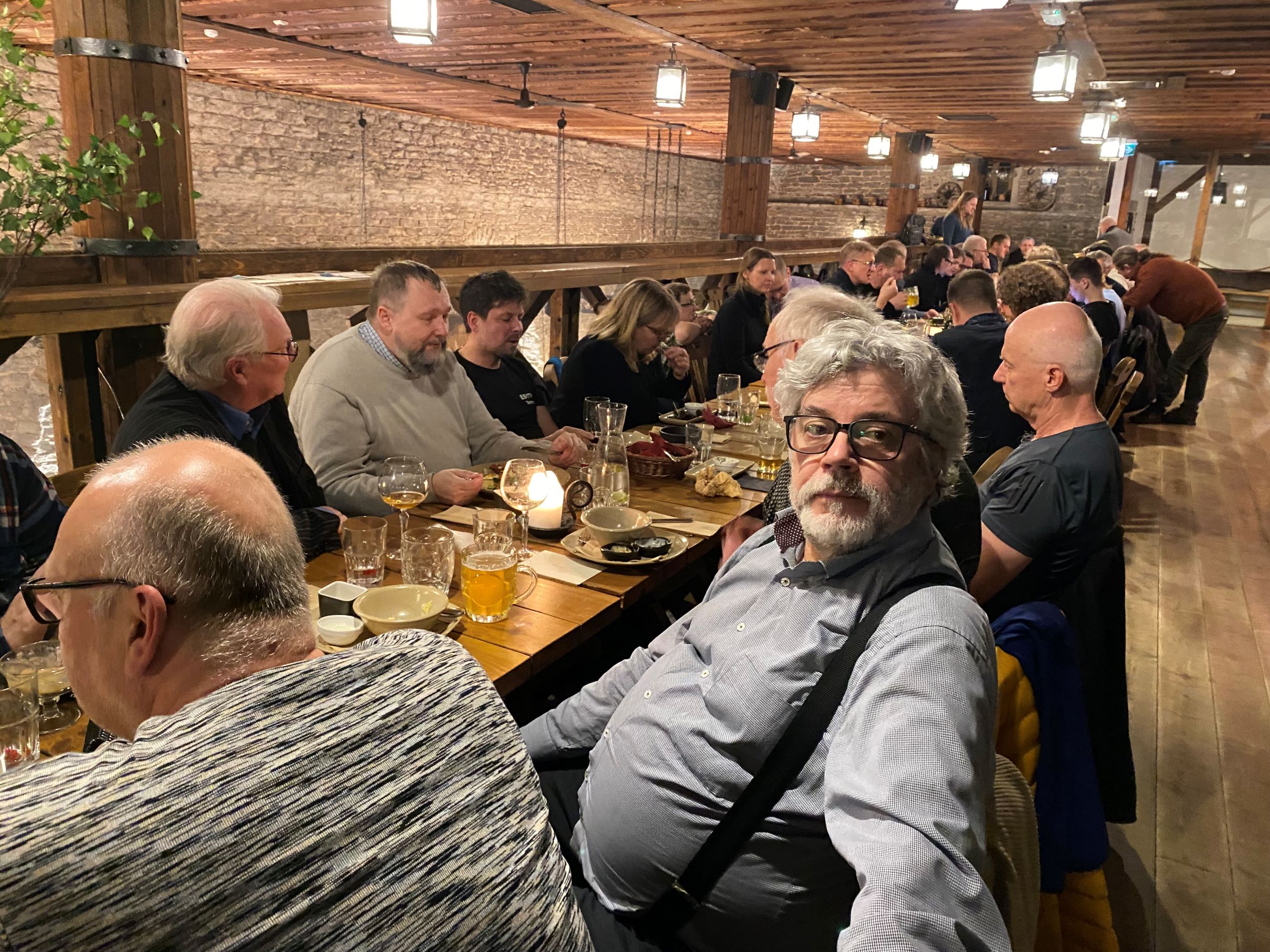 Taas ühine pikk laud Kochi Aitade teisel korrusel, taas rõõm kohtumistest!